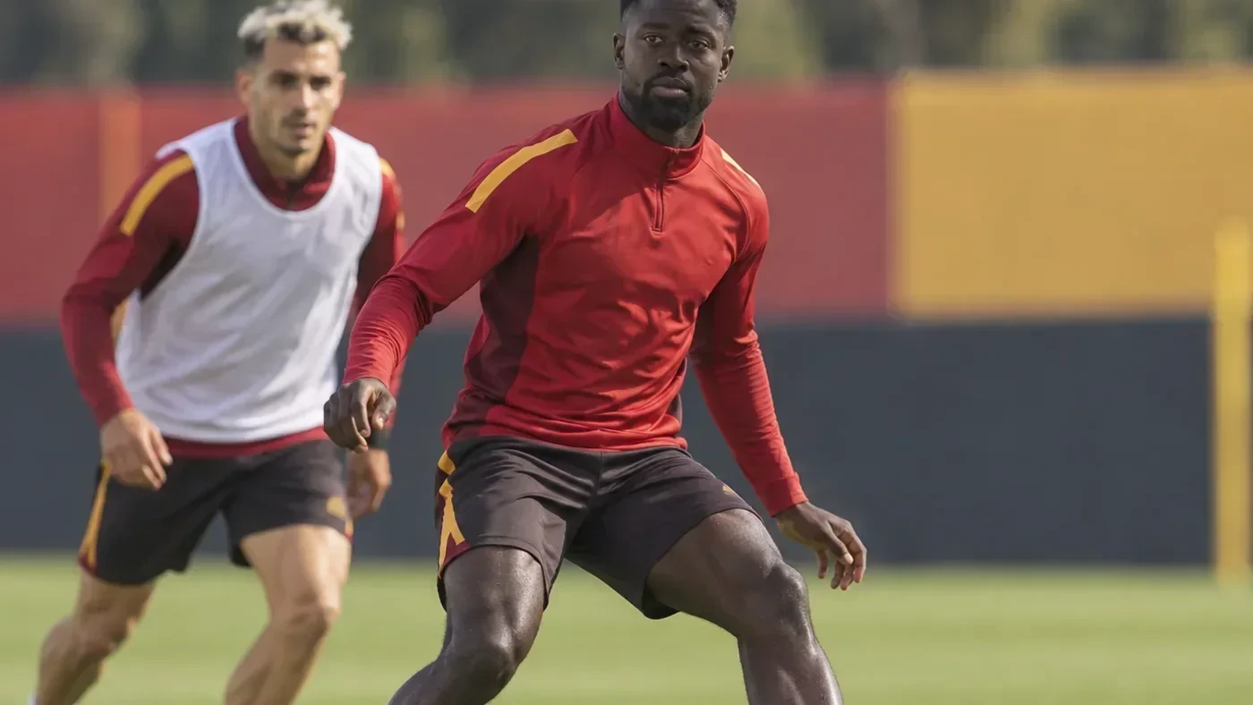 Davinson Sánchez tập bước lên cắt đường chuyền