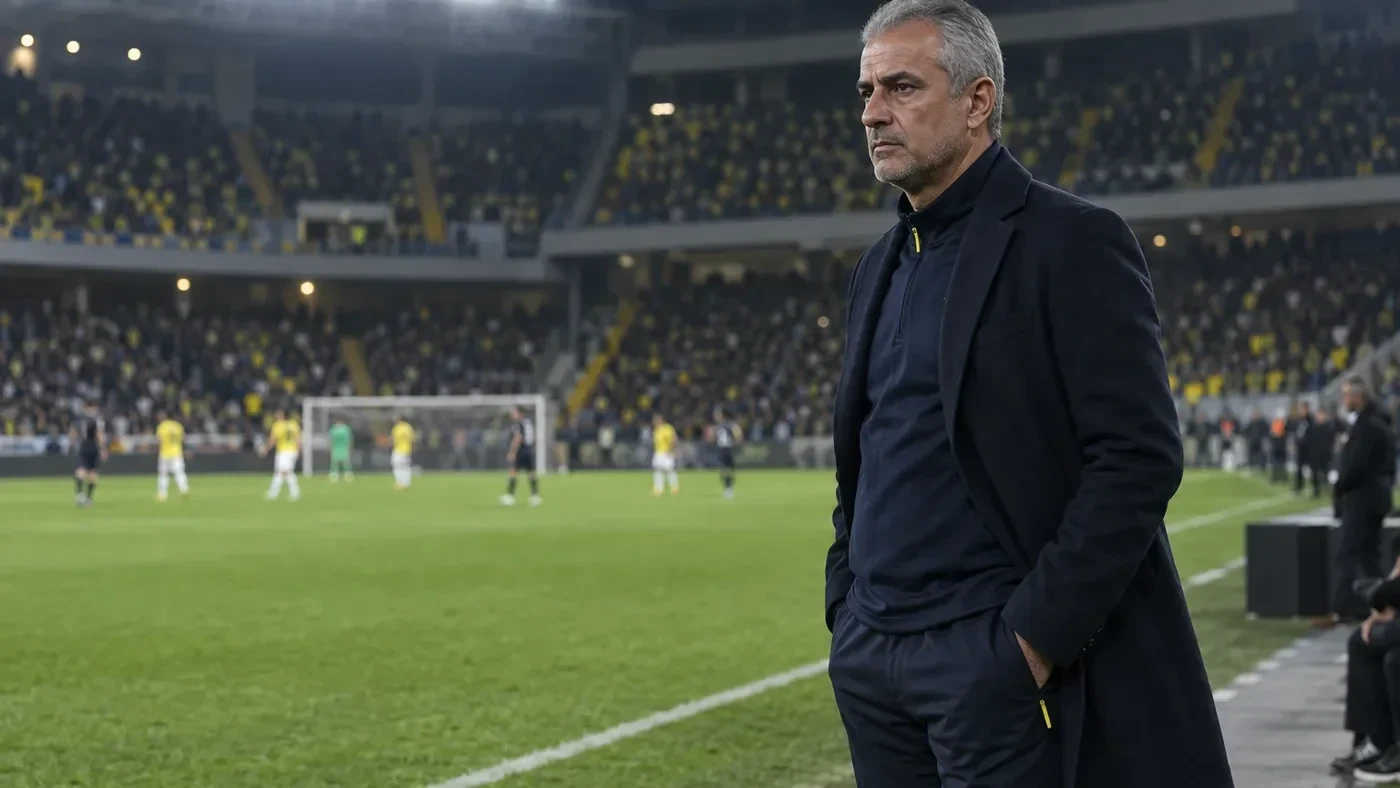 İsmail Kartal quan sát sân đấu dưới ánh đèn trong một trận quan trọng