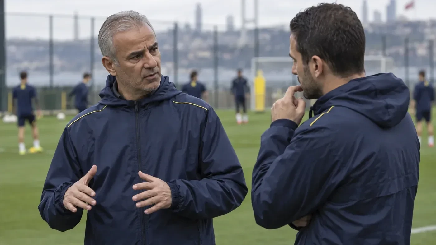 İsmail Kartal trao đổi chiến thuật với trợ lý trên sân tập Fenerbahçe