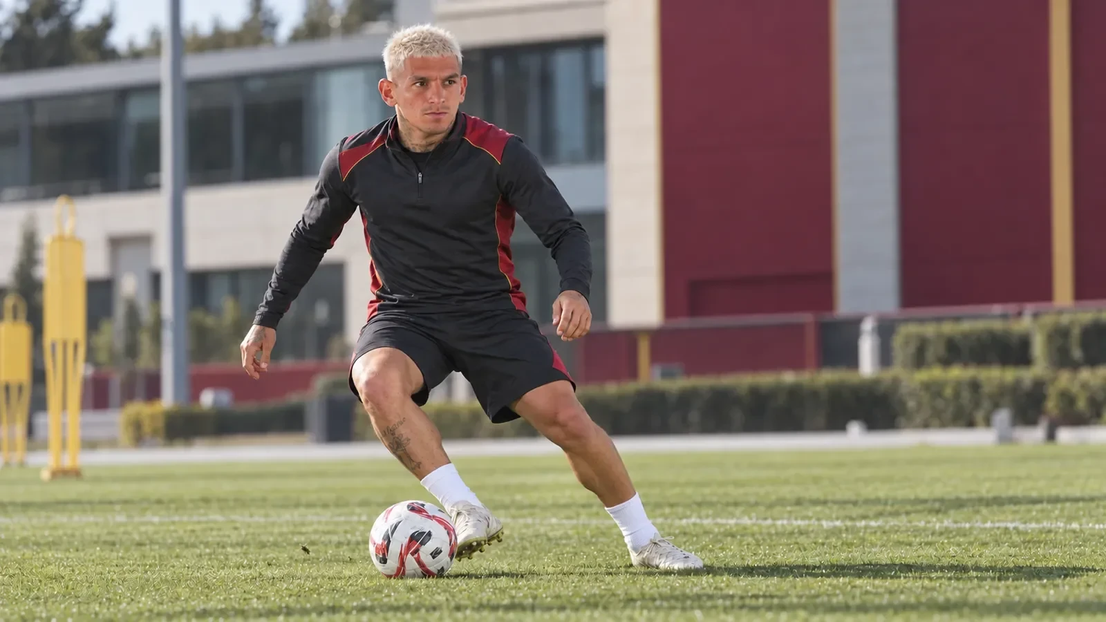 Lucas Torreira tập cắt đường chuyền ở trung tâm