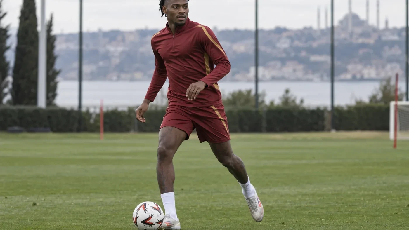 Rafael Leão quan sát trước khi thực hiện đường chuyền cuối