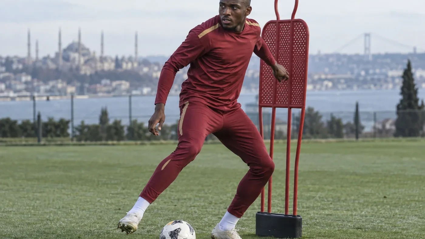 Victor Osimhen tập che bóng và nhả lại cho tuyến hai